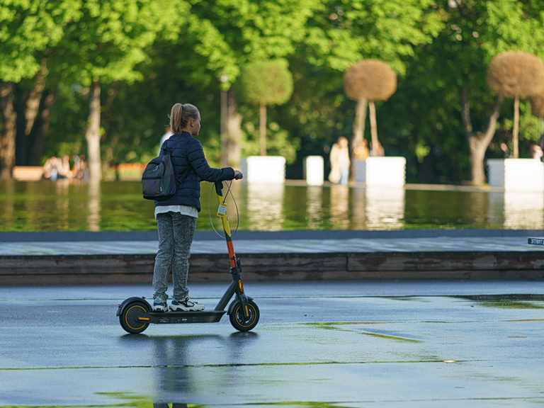Από ποια ηλικία μπορεί κανείς να οδηγήσει ηλεκτρικό πατίνι; Τι προβλέπει ο Κώδικας Οδικής Κυκλοφορίας