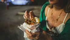 Είδος πολυτελείας το σουβλάκι – Φτάνει πλέον τα 5 ευρώ το τυλιχτό