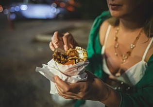 Είδος πολυτελείας το σουβλάκι – Φτάνει πλέον τα 5 ευρώ το τυλιχτό