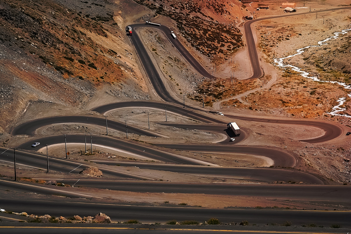 Ανηφόρα – κατηφόρα: Ποιος έχει προτεραιότητα σύμφωνα με τον νέο ΚΟΚ;