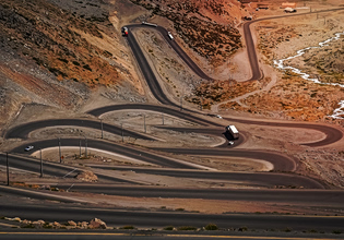 Ανηφόρα – κατηφόρα: Ποιος έχει προτεραιότητα σύμφωνα με τον νέο ΚΟΚ;