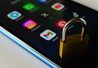 Κενά στις εφαρμογές επαλήθευσης ηλικίας – «Χάκαραν» μέσα σε δύο λεπτά την πλατφόρμα της ΕΕ