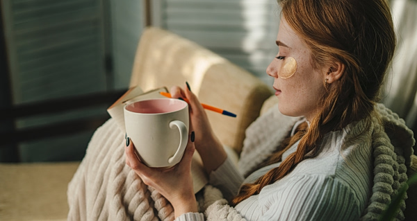 Self‑care βραδιά στο σπίτι: Φτιάξτε το δικό σας καταφύγιο χαλάρωσης