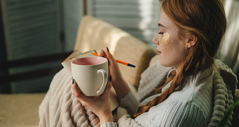 Self‑care βραδιά στο σπίτι: Φτιάξτε το δικό σας καταφύγιο χαλάρωσης