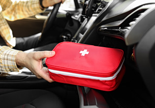 Από πότε θα είναι υποχρεωτικό το κουτί πρώτων βοηθειών στο αυτοκίνητο – Τι πρέπει να έχει