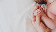 Κακουργηματική δίωξη για ψευδή δήλωση πατρότητας βρέφους – Χειροπέδες σε 48χρονο δικηγόρο και 20χρονη αλλοδαπή