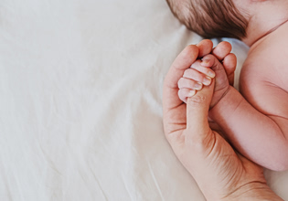 Κακουργηματική δίωξη για ψευδή δήλωση πατρότητας βρέφους – Χειροπέδες σε 48χρονο δικηγόρο και 20χρονη αλλοδαπή