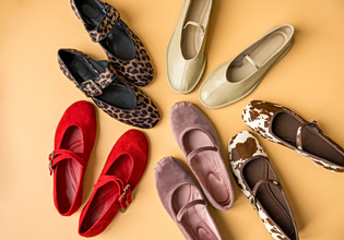Μπαλαρίνες για όλες τις ώρες: Το πιο ευέλικτο παπούτσι της σεζόν επιστρέφει δυναμικά