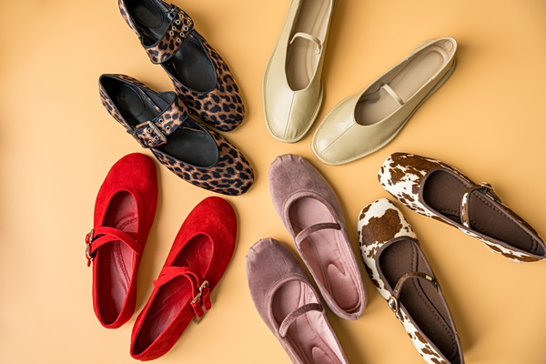 Μπαλαρίνες για όλες τις ώρες: Το πιο ευέλικτο παπούτσι της σεζόν επιστρέφει δυναμικά