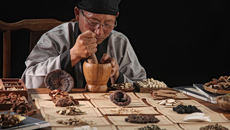 Η Κίνα τα βάζει με την παραδοσιακή κινεζική ιατρική