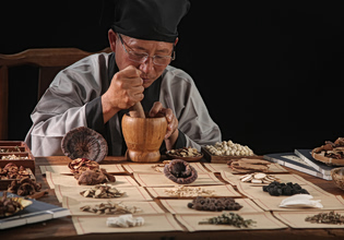 Η Κίνα τα βάζει με την παραδοσιακή κινεζική ιατρική