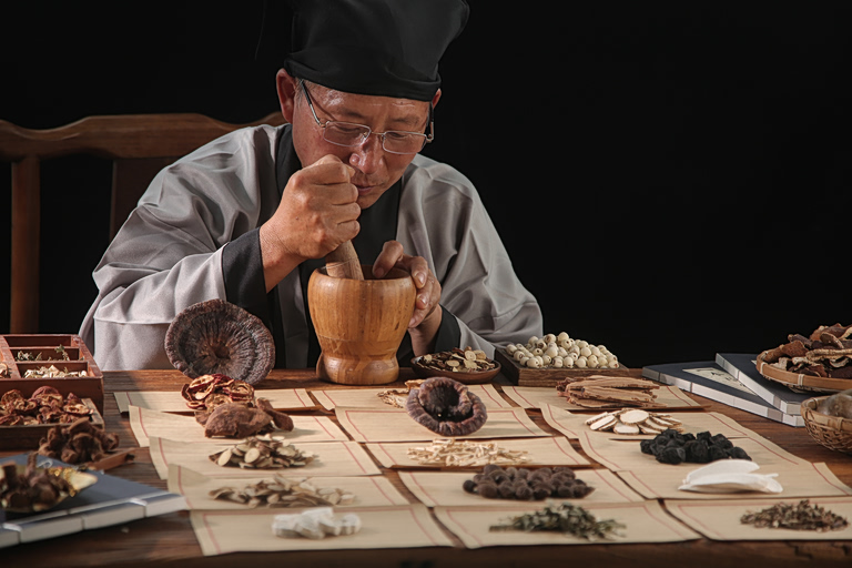 Η Κίνα τα βάζει με την παραδοσιακή κινεζική ιατρική