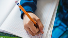 Σουηδία: Βάζει «φρένο» στις οθόνες – Επιστροφή των μαθητών στο «χαρτί και μολύβι»