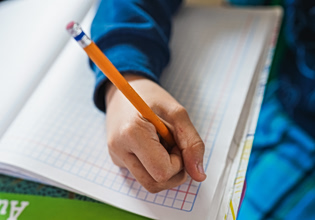 Σουηδία: Βάζει «φρένο» στις οθόνες – Επιστροφή των μαθητών στο «χαρτί και μολύβι»