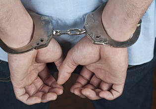 Τέσσερα χρόνια φυλακή στον 22χρονο που έπεισε ηλικιωμένη να ξεθάψει 100.000 ευρώ από την αυλή της