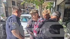 Η στιγμή της σύλληψης του 89χρονου στην Πάτρα – Αυτό είναι το περίστροφο που είχε στην κατοχή του