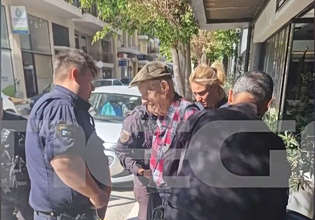 Η στιγμή της σύλληψης του 89χρονου στην Πάτρα – Αυτό είναι το περίστροφο που είχε στην κατοχή του