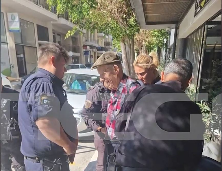 Η στιγμή της σύλληψης του 89χρονου στην Πάτρα – Αυτό είναι το περίστροφο που είχε στην κατοχή του