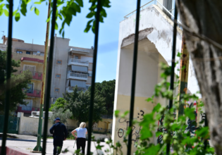 Κρίσιμες οι επόμενες ημέρες για την 13χρονη που έπεσε από μπαλκόνι σχολείου στο Χαϊδάρι – Παραμένει διασωληνωμένη στη ΜΕΘ