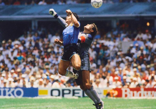 Σκάνδαλο και κλικ: Aπό τον Μαραντόνα στην μπανιέρα του Χίτλερ – 33 φωτογραφίες που άλλαξαν τον κόσμο