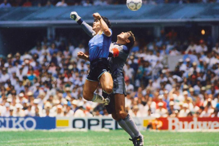 Σκάνδαλο και κλικ: Aπό τον Μαραντόνα στην μπανιέρα του Χίτλερ – 33 φωτογραφίες που άλλαξαν τον κόσμο