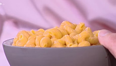 Συνταγή: Στριφτόνι με ντομάτα, πικάντικη σάλτσα και καλαμάρια