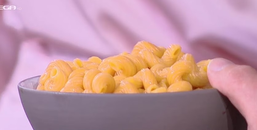 Συνταγή: Στριφτόνι με ντομάτα, πικάντικη σάλτσα και καλαμάρια