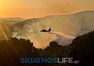 Φωτιά στη Σκιάθο: Καλύτερη η εικόνα της φωτιάς στο πευκοδάσος