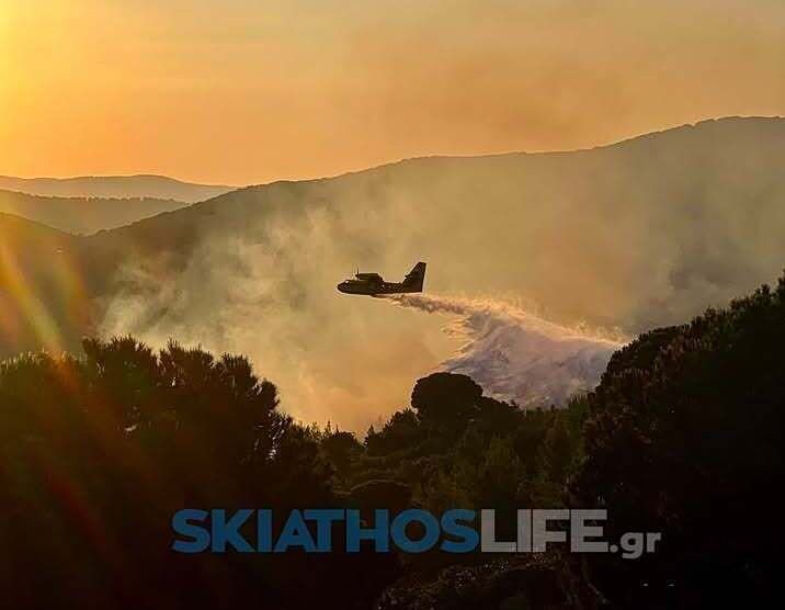 Φωτιά στη Σκιάθο: Καλύτερη η εικόνα της φωτιάς στο πευκοδάσος