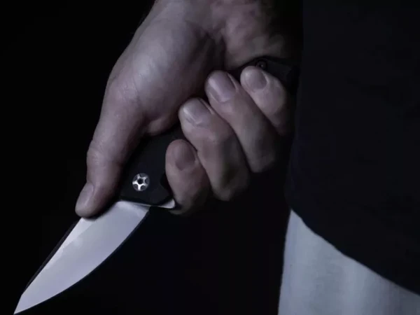 Αίγινα: Συνελήφθη 16χρονη που απείλησε με μαχαίρι συμμαθητές της