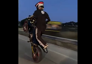 Ταυτοποιήθηκαν δύο οδηγοί μοτοσυκλετών που έτρεχαν και έκαναν σούζες σε Ρόδο, Αττική, Ναύπλιο