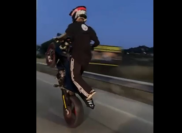 Ταυτοποιήθηκαν δύο οδηγοί μοτοσυκλετών που έτρεχαν και έκαναν σούζες σε Ρόδο, Αττική, Ναύπλιο