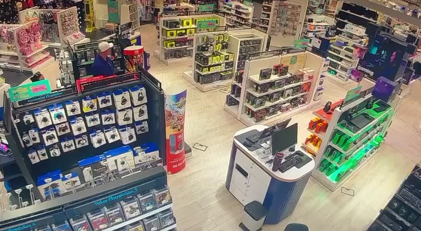 Βίντεο ντοκουμέντα δείχνουν τη δράση της σπείρας που χτυπούσε καταστήματα ηλεκτρονικών ειδών