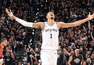 NBA: Πέρασαν οι Σπερς, έμειναν «ζωντανοί» οι Σίξερς (vids)