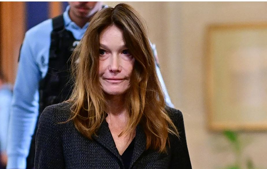 Κάρλα Μπρούνι: Στο δικαστήριο με τον Σαρκοζί ατιμέλητη και ταλαιπωρημένη