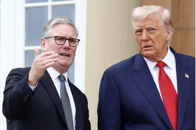 Ιράν: Στάρμερ και Τραμπ συζήτησαν για τη ναυσιπλοΐα στα Στενά του Ορμούζ