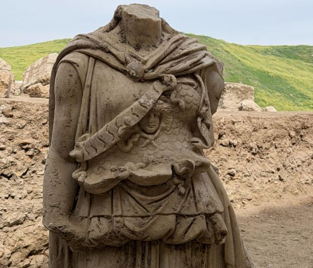 Τουρκία: Αποκαλύφθηκε άγαλμα της θεάς Αθηνάς ύψους 2 μέτρων