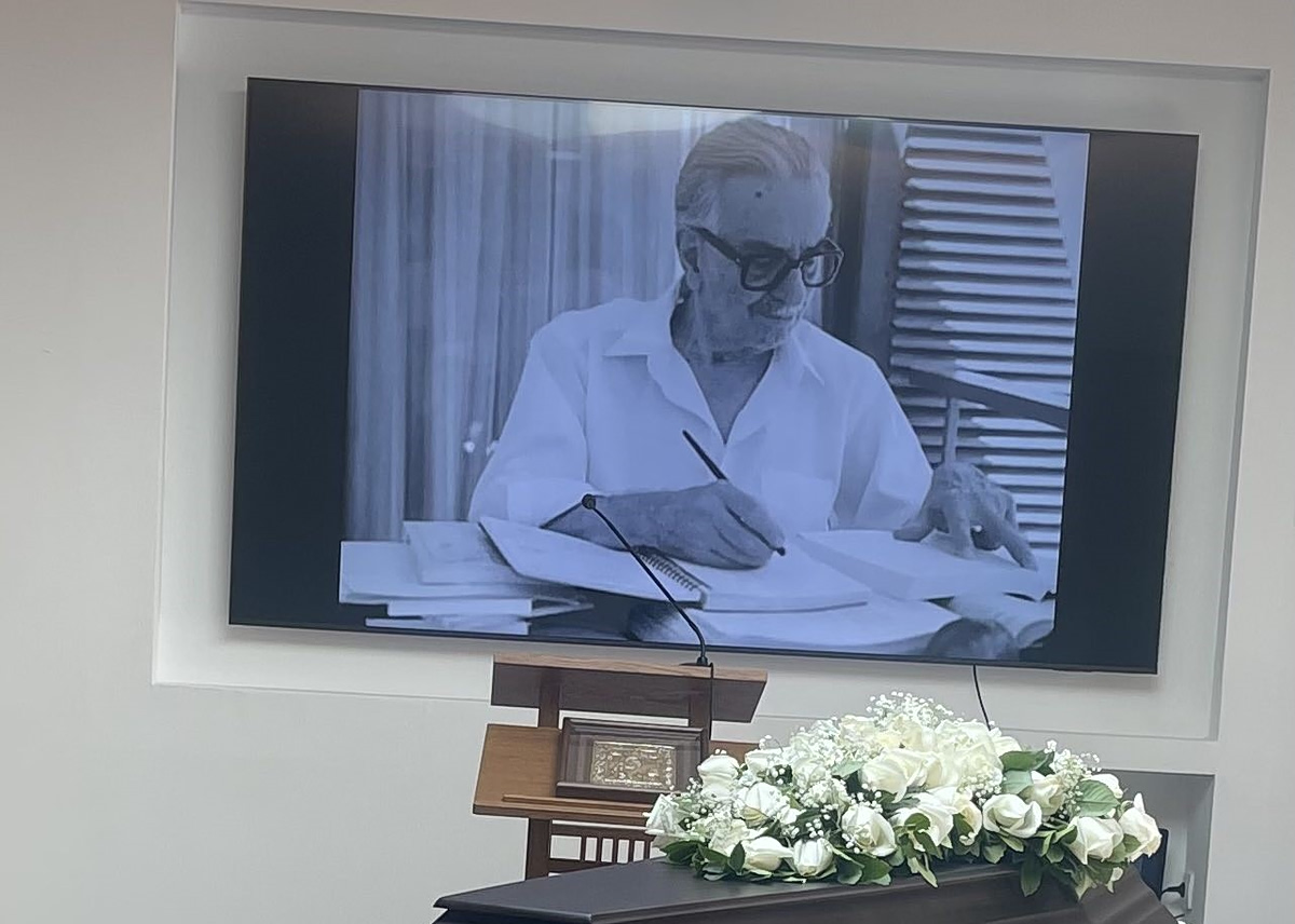 Στο Αποτεφρωτήριο Ριτσώνας το «ύστατο χαίρε» στον Στέφανο Ληναίο με τραγούδια Χατζιδάκι, Θεοδωράκη, Λοΐζου