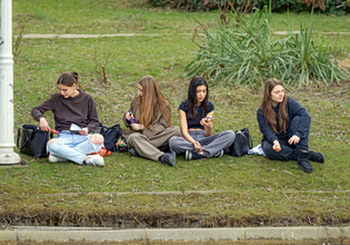 Youth Pass: Ξεκίνησαν σήμερα οι αιτήσεις – Προϋποθέσεις και ποσά