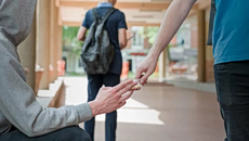 Καθηγήτρια σχολείου συνελήφθη μαζί με 17χρονο μαθητή για ναρκωτικά στην Καλλιθέα