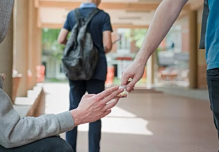 Καθηγήτρια σχολείου συνελήφθη μαζί με 17χρονο μαθητή για ναρκωτικά στην Καλλιθέα