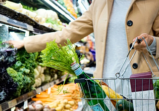 Πόλεμος στο Ιράν: Σε ασφυκτικό κλοιό βρίσκονται επιχειρήσεις και καταναλωτές