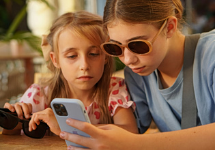 Οι περισσότεροι Ευρωπαίοι υποστηρίζουν την απαγόρευση των social media σε ανηλίκους, σύμφωνα με νέα έρευνα