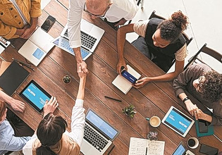 AI στην εργασία: Απειλή ή ευκαιρία για τους μη πτυχιούχους