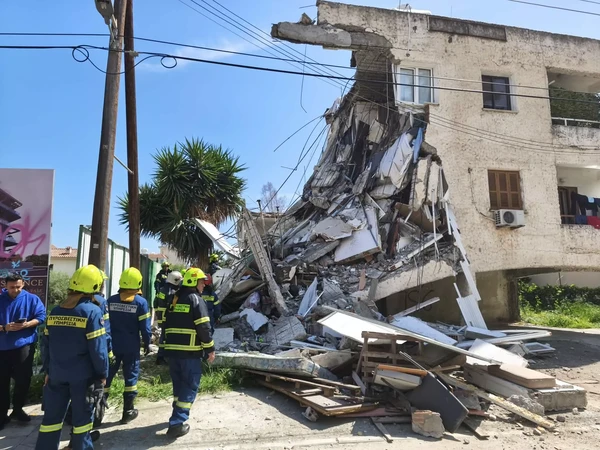 Κατέρρευσε διώροφη πολυκατοικία στην Κύπρο: Μάχη για απεγκλωβισμό ατόμου – Τρείς τραυματίες