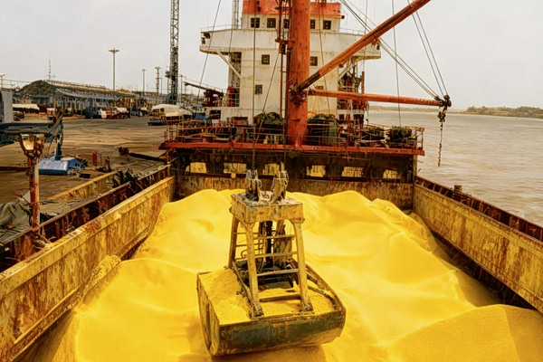 O άγνωστος «βασιλιάς των χημικών» που είναι εγκλωβισμένος στα στενά του Ορμούζ