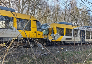 Μετωπική σύγκρουση τρένων στη Δανία – Τραυματίστηκαν «αρκετά άτομα»