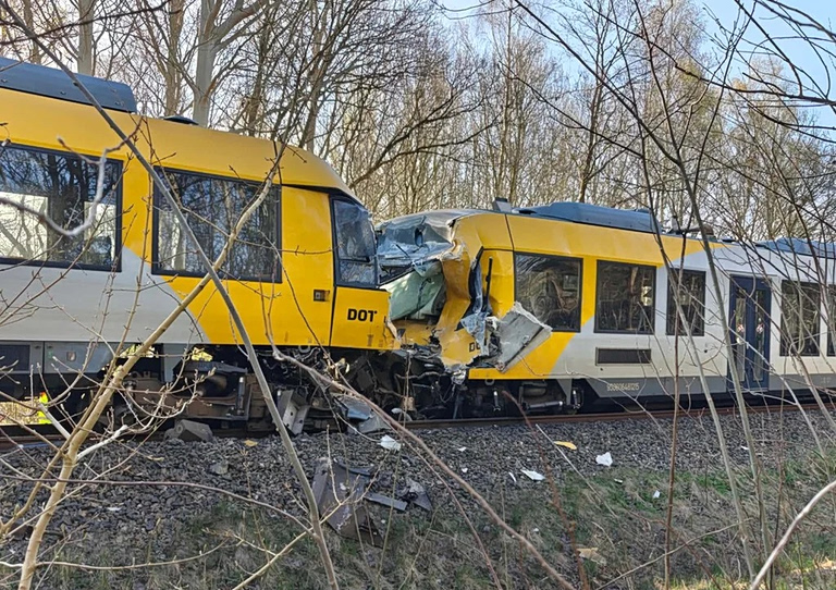 Μετωπική σύγκρουση τρένων στη Δανία – Τραυματίστηκαν «αρκετά άτομα»