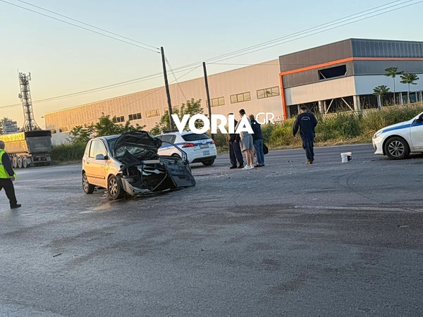 Θεσσαλονίκη: Σφοδρή σύγκρουση φορτηγού με I.X. αυτοκίνητο – Στο νοσοκομείο μια γυναίκα