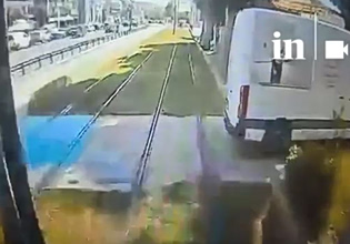 Βίντεο ντοκουμέντο από τη σύγκρουση συρμού του τραμ με βαν στον Άλιμο